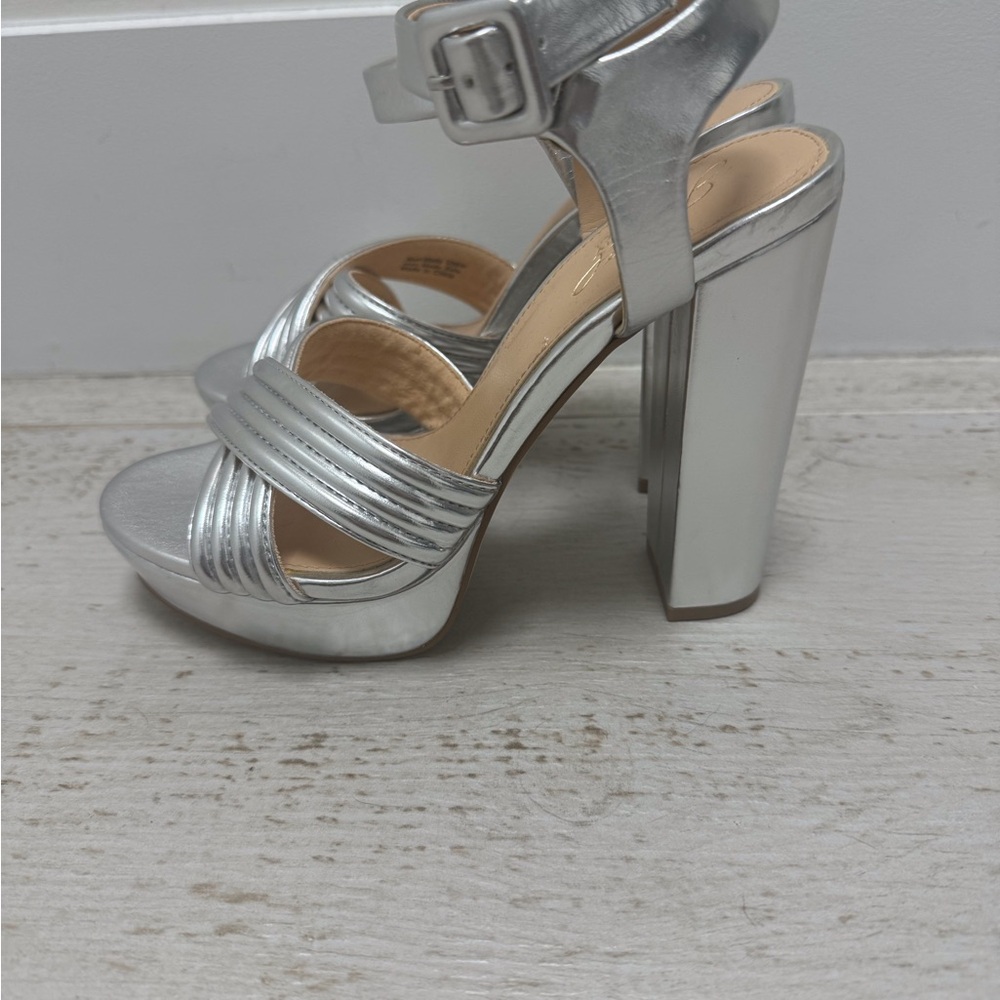 NWOT Jewel by Bagley Mischka size 6 silver heels
